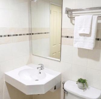 Ramkhamhaeng Apartment | 2-Bedroom Apartment Near The Mall Bangkapi-With Pool and Gym - Fully Equipped Kitchen