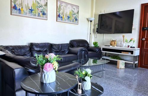 Pratumnak Hill House | 2 BR villa with private swimming pool and jacuzzi 350m from beach