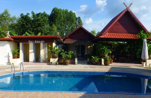 Phen Apartment | 2 Double Bedroom Pool Apartment With Extensive Kitchen Dining Room Wi-fi Aircon