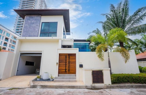 Pratumnak Hill House | 250 m² House ∙ 4 bedrooms ∙ 10 guests