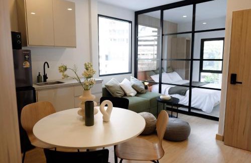 Bangkok Central Business District Apartment | 3 Bed 3 Bath/Luxury/1 min walk to BTS Asok