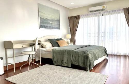 Ratchadaphisek Apartment | 3 Bedroom panoramic penthouse with kitchen