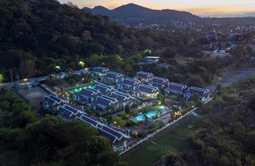 Pranburi Villa | 30° in February nestles into the Khao Tao mountains