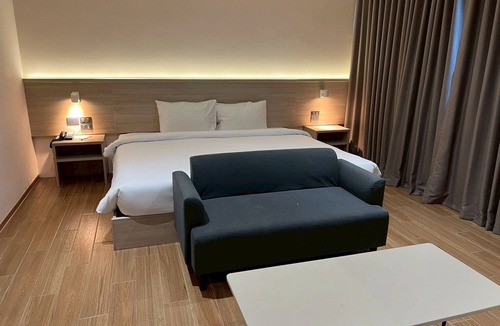 Bang Phlat Hotel | 35 Bow Hotel
