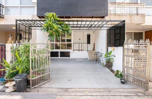 Suan Luang House | 420 House- up to 10 guests in central Bangkok.