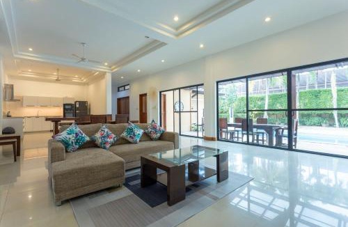 Chalong Villa | 4BR Timbuktu Villa Jacuzzi & Walk to Market V170