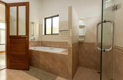 Chalong Villa | 4BR Timbuktu Villa Jacuzzi & Walk to Market V170