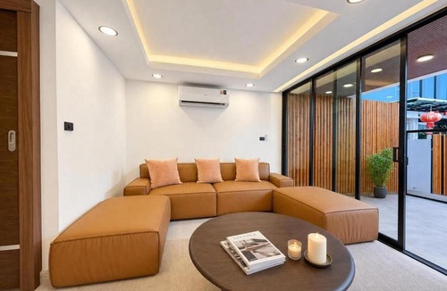 Rama 9 Apartment | 5 Bedroom Central Bangkok Pool Villa with Netflix