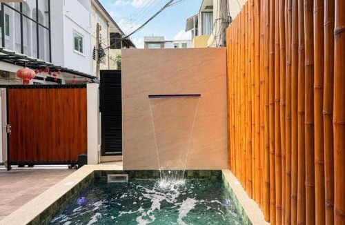 Rama 9 Apartment | 5 Bedroom Central Bangkok Pool Villa with Netflix