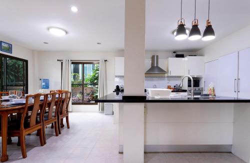 Chang Phueak Villa | 5 BR Villa w Pool - Old City 7 Min Walk - Family Friendly - Ping-Pong Table