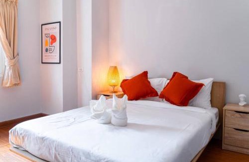 Phra Khanong Nuea House | 5 star Spacious & Bright 4BR House with cinema