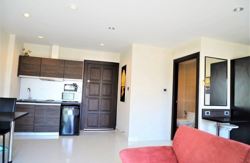 South Pattaya Apartment | 8th floor pool view condo at Park Lane Resort