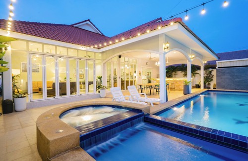 Nong Kae Villa | A villa in the heart of Hua Hin, 2.5 km from Beach with a private swimming pool.