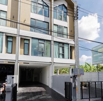Bang Na Apartment | Advanced townhouses can accommodate 14 people, with high-speed Wi Fi and parking on Netflix