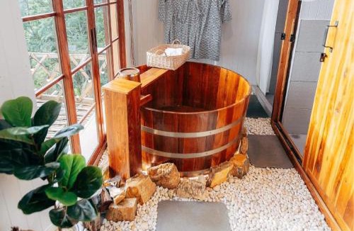 Chiang Rai Province House | At The Mountain Cottage, Tiny Home at Doichang with Hot tub Included Breakfast and Dinner