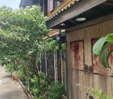Wat Bowon Niwet House | Baan Jiam บ้านยายเจียม