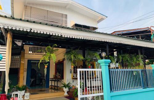 Thani Hostel | Baan Mae Somkid Homestay