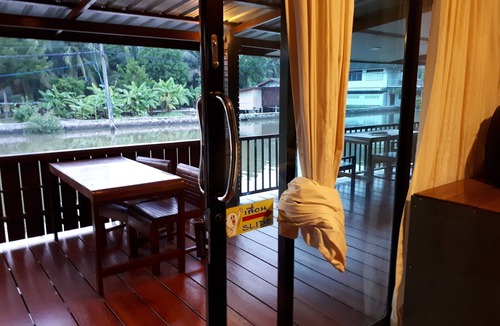 Amphawa Hotel | Baansuankamnun Montree