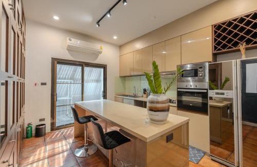 Khlong Tan Nuea Villa | Bangkok Pool Villa Oasis City Center