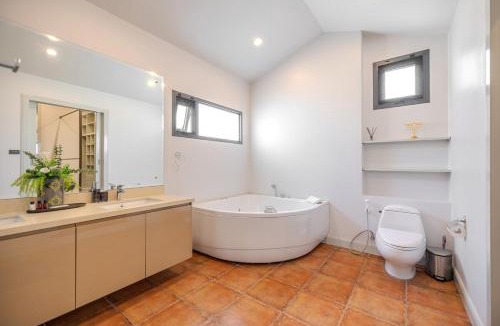Khlong Tan Nuea Villa | Bangkok Pool Villa Oasis City Center