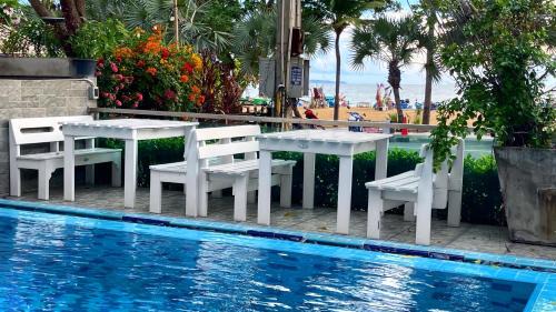 Na Kluea Hotel | Beach Gallery House