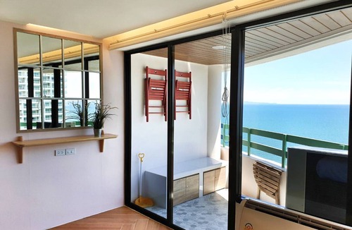 Na Kluea Condo | Beachfront 54sqm studio w ocean view, king bed, Netflix, & Pool Ask ChatGPT