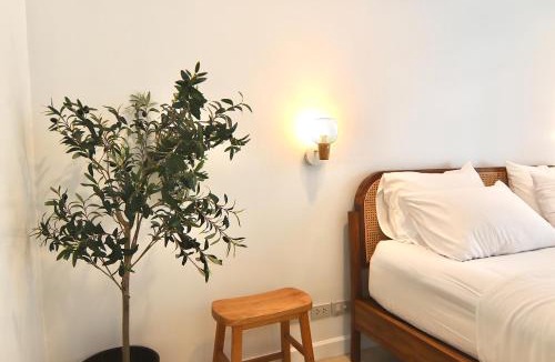 Ban Bang Saen Apartment | Beachfront Deluxe pool access room one-minute walk to Wonnapha beach FREE DISNEY PLUS