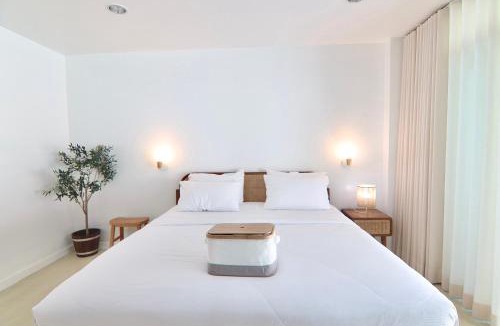 Ban Bang Saen Apartment | Beachfront Deluxe pool access room one-minute walk to Wonnapha beach FREE DISNEY PLUS