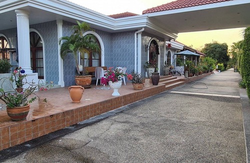 Cha-am House | Beautiful bungalow with shared outdoor pool and 2km from the beach