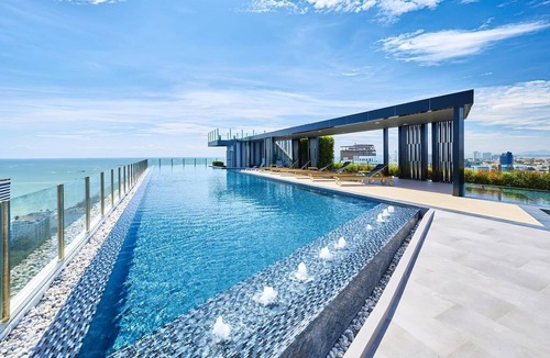 Central Pattaya Apartment | Best Location of Pattaya, Infinity Pool Walk To The Beach