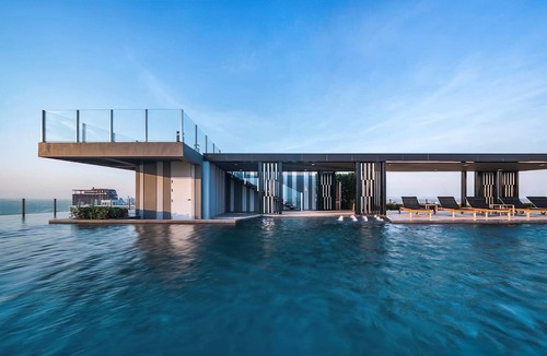 Central Pattaya Apartment | Best Location of Pattaya, Infinity Pool Walk To The Beach