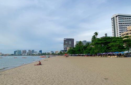 Pattaya Bay Hostel | Blue whale Hostel & Café