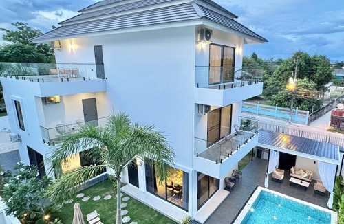 Wat Ket House | Brand new luxury pool villa in Chiang Mai, 5 bedrooms 6 bathrooms, near the City