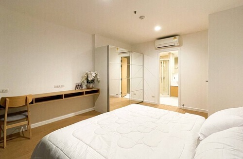 Phaya Thai House | Bright and Spacious Room at Aree, local hipster area of Bangkok