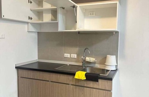 Huai Khwang Apartment | Bright studio condo for up to 2 guests at Supalai Veranda Rama 9. Located on the 15th floor with pool view, fully furnished interiors, kitchen, dining area, washer, Smart TV and access to pool, gym and shared building amenities.