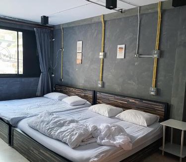 Khlong San Hostel | Brio Cafe and Hostel