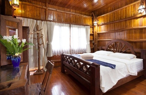 Wua Lai Cabin | Cabin Home w/Beautiful Garden Old Town