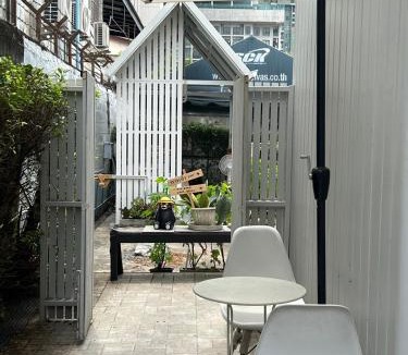 Bang Lamphu Lang House | Cat in the box homestay
