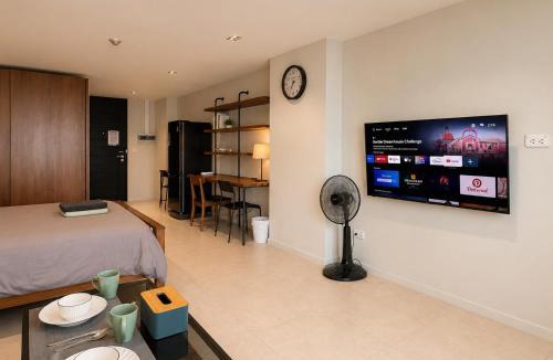 Silom Apartment | Central 1BR 50sqm Walk to BTS & Night Market