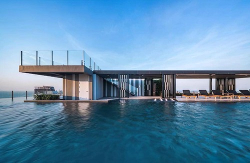 Pattaya Bay Apartment | Central Pattaya Oasis with Infinity Pool