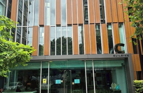 Khlong Toei Condo | Central Bangkok 2-Bedroom Condo with Pool, Gym & Parking – Rama 4