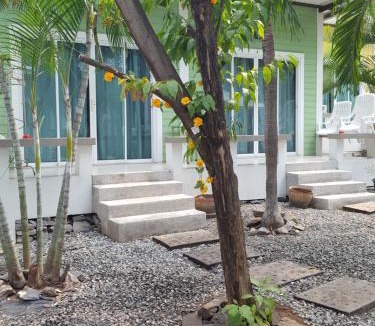 Ko Sichang Resort | Charlie's Bungalows