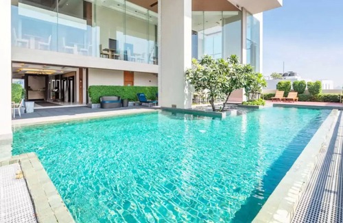 Sukhumvit Apartment | Charming Sky Bay Suite near BTS Phrakanong 简约迷人房近轻轨站 U7