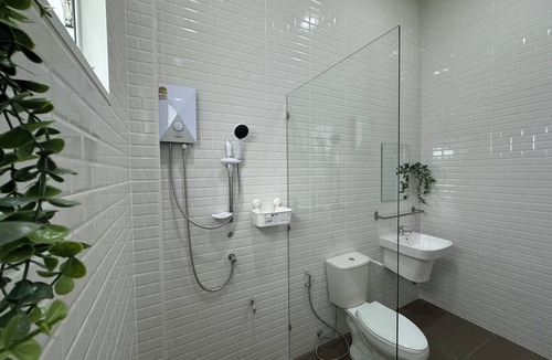 Ranong House | Charming 2-bedroom house near natural Hotspring with WiFi and AC in Ranong
