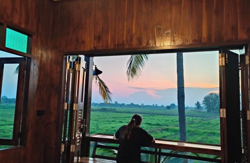 Sukhothai House | Charming Thai-style villa in lush greenery 10 mins from bus station near city.