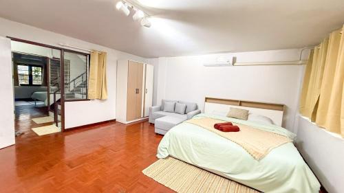 Nimman Apartment | City center room with mountain view