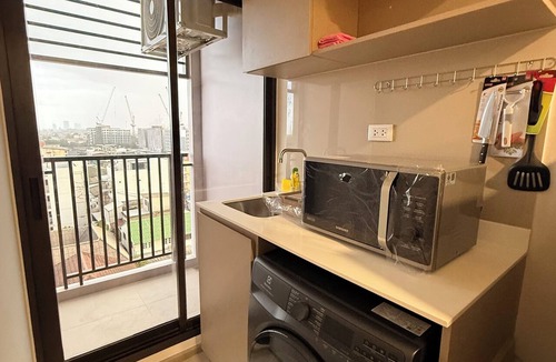 Phra Khanong Apartment | Cozy 1-bedroom apartment in fabulous Bang Chak area with AC