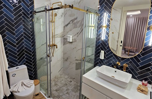 Bang Tao Apartment | Cozy 1-bedroom apartment in adorable Tambon Choeng Thale with AC
