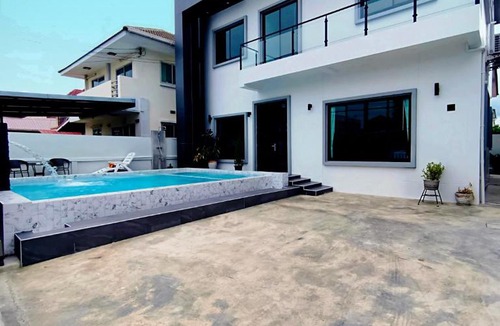Dok Mai Villa | Cozy Pool Villa by Tenstars at Mega bangna ,BKK airport