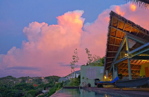 Moo 5 House | Dramatic cliff villa with jacuzzi and stunning 180 ° sea views